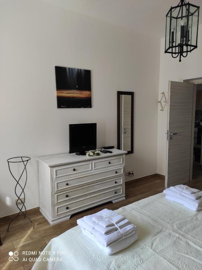 La Casa Di Giulio - Holiday Home อิโซลา เดลเล เฟมมิเน ภายนอก รูปภาพ